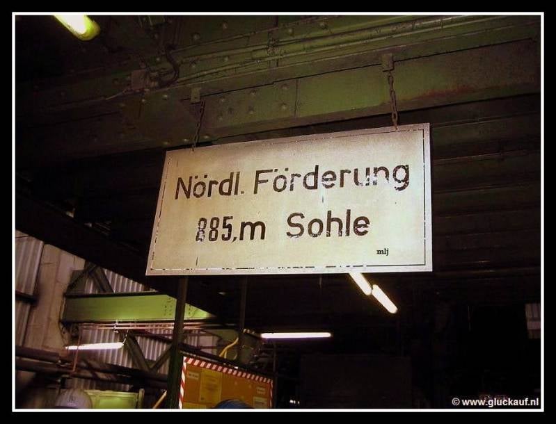 Dit bord hing bij de schacht en geeft aan dat we naar een diepte zouden gaan van bijna 900 meter. © www.gluckauf.nl