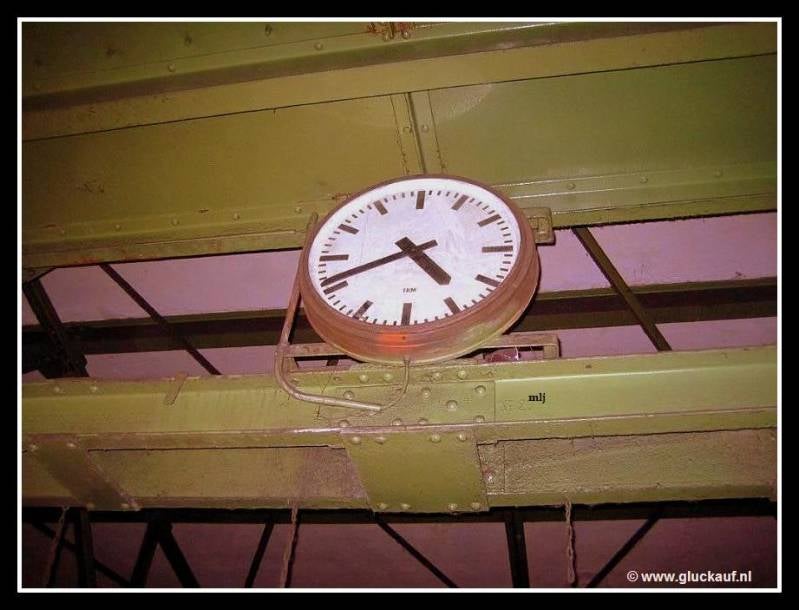 Dit is de schachtklok en hing dus in de ruimte bij de schacht. © www.gluckauf.nl