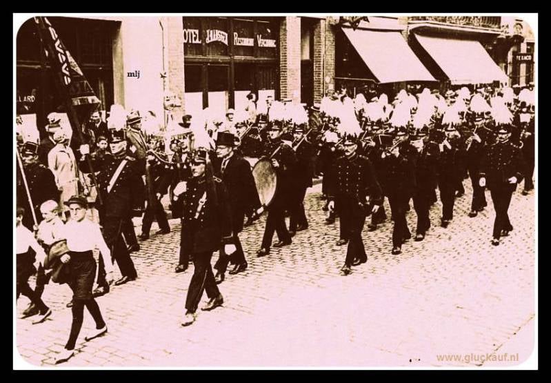 Harmonieorkest van de Stm. Emma in de optocht ter gelegenheid van het bezoek van koningin Wilhelmina en prinses Juliana aan Heerlen in 1927 in de Geleenstraat.© De Bruin./www.gluckauf.nl