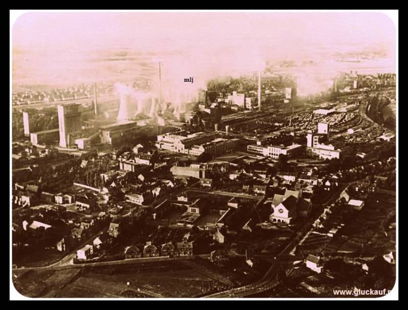 Luchtopname van de Stm. Emma, uit 1952. Hier ziet U de mijn vanuit een andere kant, links weer de bekende Schacht 3 en zo goed als in het midden ligt het hoofdgebouw van de Emma.© Bos./www.gluckauf.nl