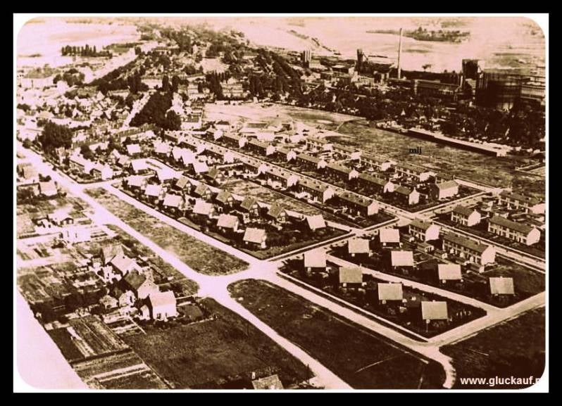 Luchtopname van de Stm. Emma, uit 1952. Rechtsboven ligt de mijn en in het midden een mijnwerkerskolonie die nu nog bestaat. © Bos./www.gluckauf.nl