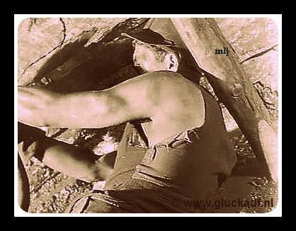 Houwer aan het werk met een boorhamer, in een steile pijler. In 21 november 1945 in de Stm. Emma.© ANEFO.www.gluckauf.nl