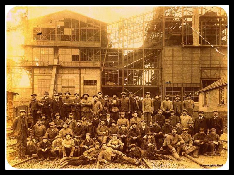 Groepsfoto van arbeiders, genomen op 29 november 1913. Bij de aanleg van de voormalige Stm. Emma.© G. Gola./www.gluckauf.nl