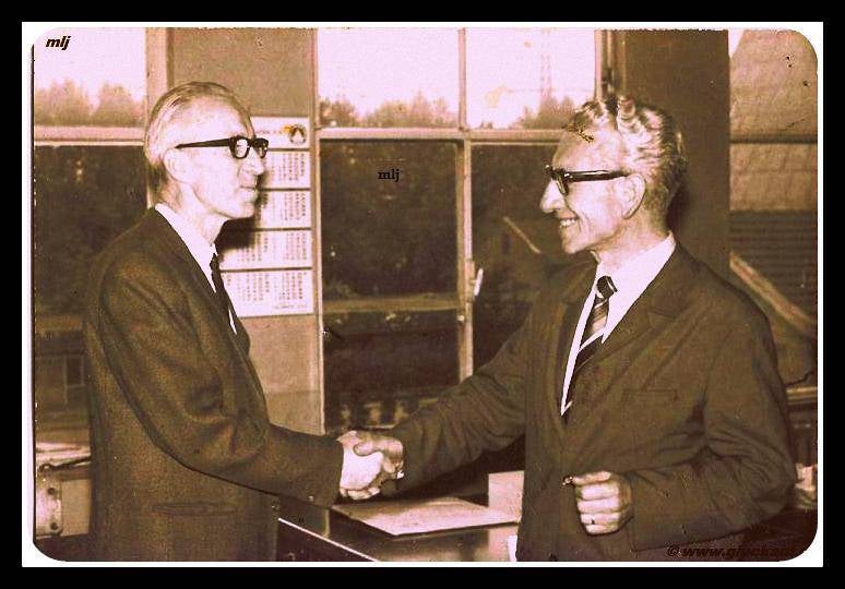  Links op de foto is de Chef van de H.D.C. de Heer Beckers en rechts de Heer Navis. De heer Navis nam afscheid in juni 1972. De heer Navis was chef van dienst van de hoge druk centrale, vandaar de afkorting  H.D.C. © www.gluckauf.nl