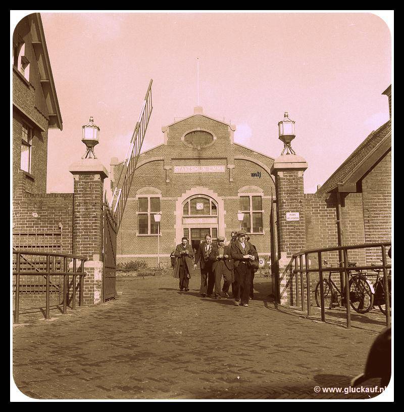 Voormalige hoofdingang van de Stm. Emma. Uit 1955. © Kruger./www.gluckauf.nl