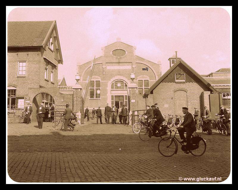 Voormalige hoofdingang van de Stm. Emma. Uit 1955. Mijnwerkers verlaten het bedrijf. © Kruger./www.gluckauf.nl