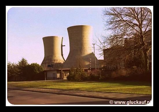 Kleurenfoto van de "van Iterson" koeltorens van de Stm. Emma, de foto is genomen in de jaren 70.© Bauten./www.gluckauf.nl