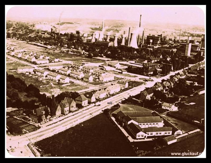 Luchtopname van de Stm. Emma, uit 1952. Op de achtergrond de mijn en op de voorgrond loopt de Akerstraat. Aan de linkerkant ligt de mijnwerkerskolonie. © Bos./www.gluckauf.nl