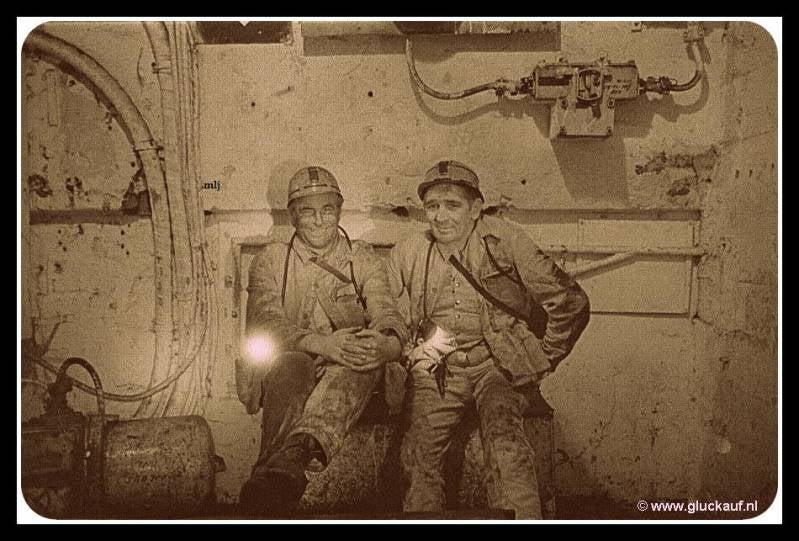 Twee Mijnopzichters van de voormalige Staatsmijn Emma. Uit 1973 op 350 meter diepte.© N.Pepermans./www.gluckauf.nl