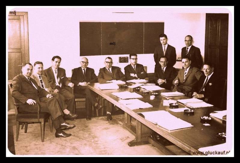 Groepsfoto van het kantoor personeel van de voormalige Staatsmijn Emma. enkele namen zijn bekent te weten de Dhr.Wanten, dhr. Caris, dhr. Heintjes, dhr.Hol, dhr. Overks, dhr.Hendriks, dhr. Coorien, dhr. Houdakkers.© www.gluckauf.nl