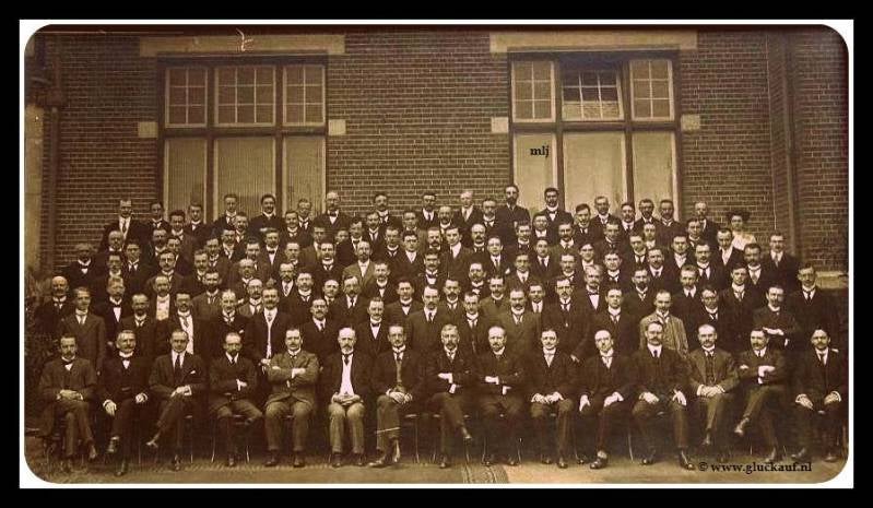Groepsfoto ter gelegenheid van het afscheid van Ir. de Kat, directeur van de Stm. van 1908 t/m 1913. Hij ging namelijk naar het toenmalige Nederlands Indië. De 6e persoon zittend van rechtsonder is Ir. R. de Kat.© www.gluckauf.nl