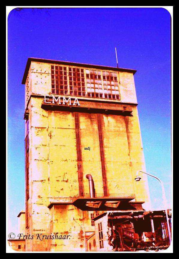Mooie kleuren foto van de voormalige schacht 3 van de Stm. Emma. Je ziet duidelijk dat men is begonnen met de sloop.© F. Kruishaar./www.gluckauf.nl