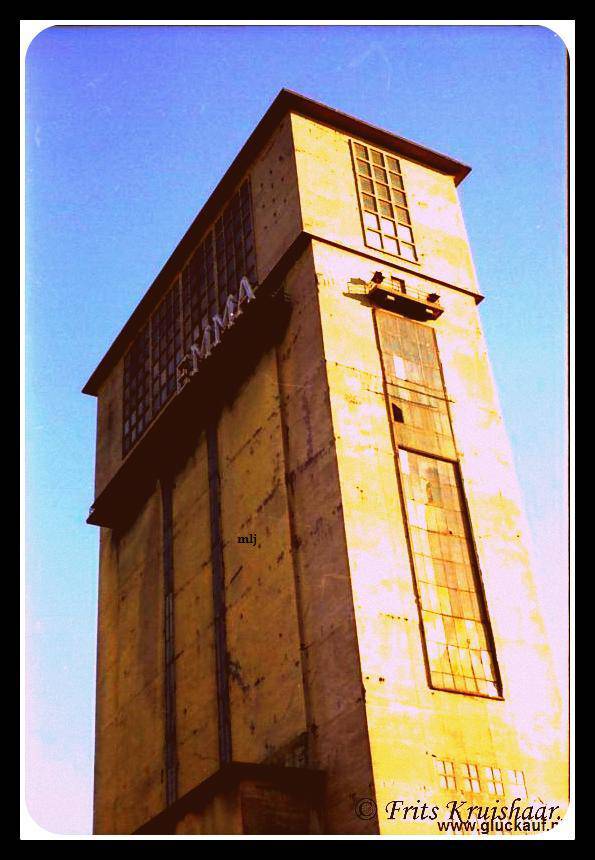 Mooie kleuren foto van de voormalige schacht 3 van de Stm. Emma. Je ziet duidelijk dat men is begonnen met de sloop.© F. Kruishaar./www.gluckauf.nl