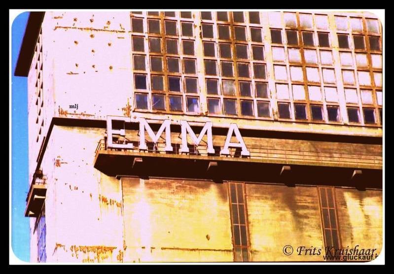 Mooie kleuren foto van de voormalige schacht 3 van de Stm. Emma. Het is jammer dat ze in die tijd niet de naam er af hebben gehaald. Deze branden in de avond uren .© F.Kruishaar./www.gluckauf.nl