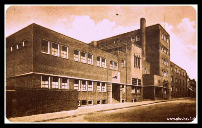 R.K. Gezellenhuis Emma. Het Gezellenhuis was bedoeld voor vrijgezelle mijnwerkers aangezien deze groep mijnwerkers geen woning kregen toegewezen. Onder de bewoners waren ook vele Poolse en Italiaanse mijnwerkers. © Gebr. Cohnen./www.gluckauf.nl