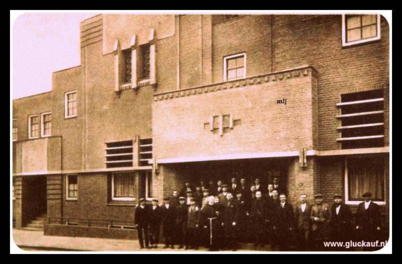 R.K. Gezellenhuis Emma. Het Gezellenhuis in Hoensbroek lag op de Heisterberg, op zo&#039;n 100 meter tegenover de Stm. Emma.© Gebr. Cohnen./www.gluckauf.nl