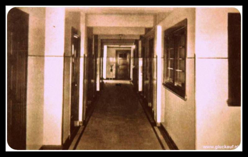  R.K. Gezellenhuis, gang met de slaapkamers.© Gebr. Cohnen./www.gluckauf.nl