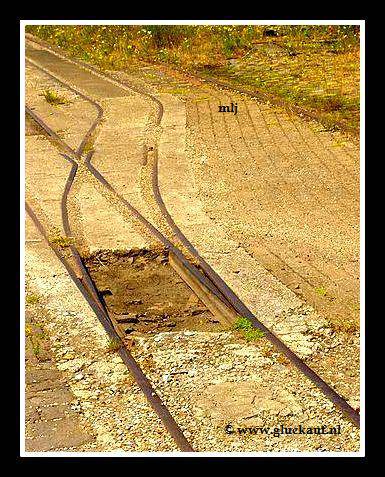 Wat er nog over is van de werkplaats en de smalrails.© www.gluckauf.nl