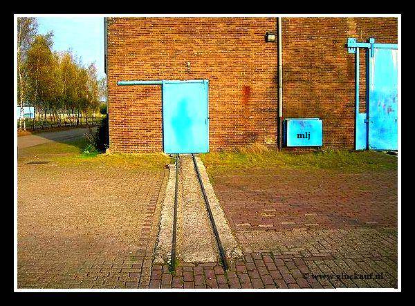 Wat er nog over is van de werkplaats en de smalrails.© www.gluckauf.nl