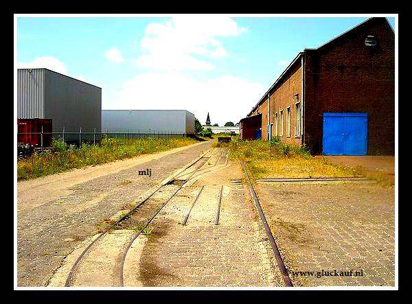 Wat er nog over is van de werkplaats en de smalrails.© www.gluckauf.nl