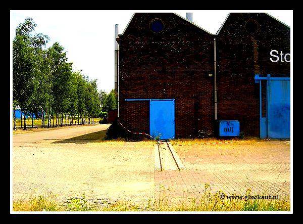 Wat er nog over is van de werkplaats en de smalrails.© www.gluckauf.nl