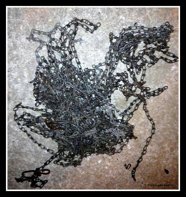 Ketting die werden gebruikt, om de kleding na boven te trekken. Deze zijn afkomstig uit de sloop van de voormalige Staatsmijn Hendrik. De ketting waren vaak 8 meter lang. © www.gluckauf.nl 