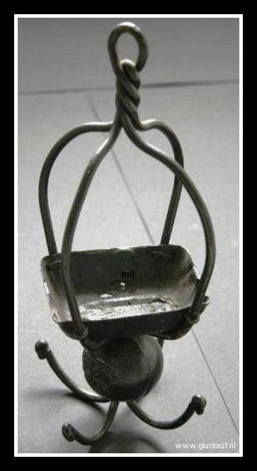 Dit is een zeer oude kledinghaak, deze hingen in het badlokaal van de Stm. maurits. © www.gluckauf.nl