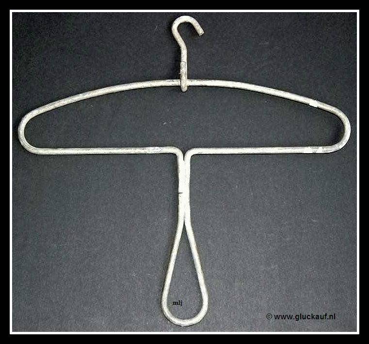 Kledinghaak die werd gebruik om kleding aan op te hangen, deze is afkomstig van de Staatsmijn Maurits. © www.gluckauf.nl