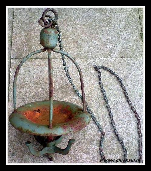 Kledinghaak met ketting er aan. Met de leters DRP. (duits)   © www.gluckauf.nl