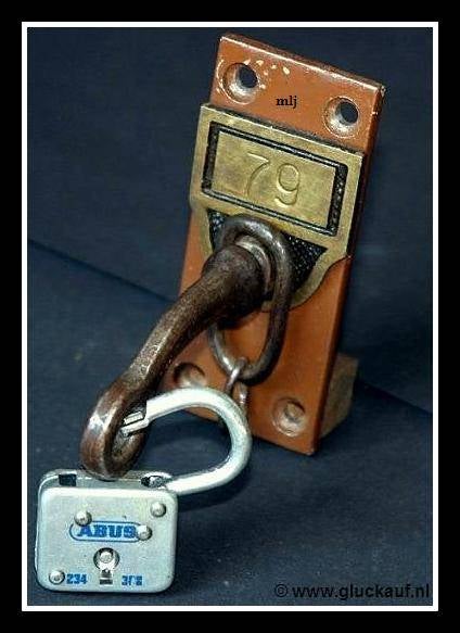 Hier een prachtig voorbeeld ( helemaal origineel ) hoe het heeft uitgezien om je kleding op te bergen en af te sluiten. Het grote plaatje zat vast aan een lange balk met diverse andere nummers ( persoonlijke nummers), dan ging er een soort borgpen doorhee