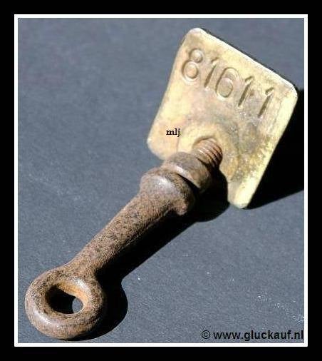 Borgpen met badnummerpenning 81611. Afkomstig van de Stm. Emma.© www.gluckauf.nl