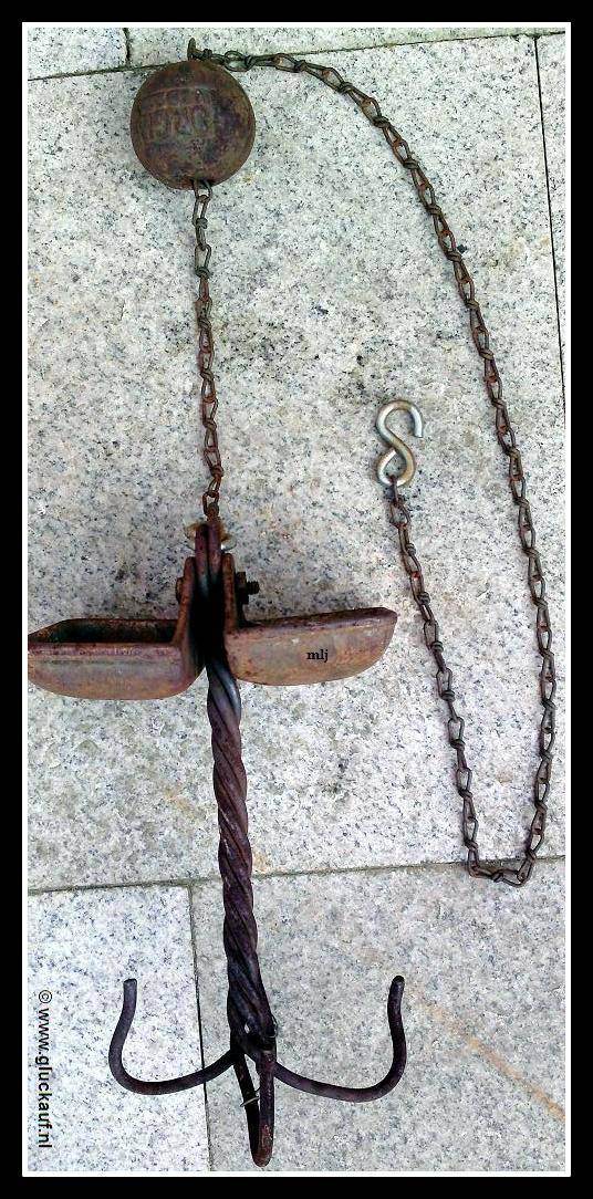 Oude kledinghaak afkomstig van de Staatsmijn Emma, op de ronde kogel staat op de achterkant STM.E ( Staatsmijn Emma). © www.gluckauf.nl