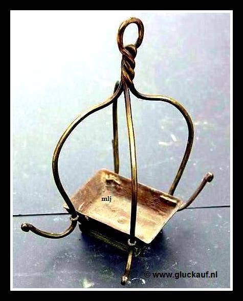 Kledinghaak, ook dit is een oud model. Helemaal van messing, kroon model Stm. Maurits. © www.gluckauf.nl