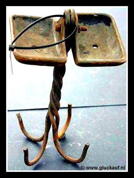 Kledinghaak, wederom een andere variant en tevens een zeer oud model. © www.gluckauf.nl
