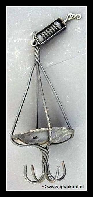 Kledinghaak. Deze versie heeft een speciale veer.  © www.gluckauf.nl