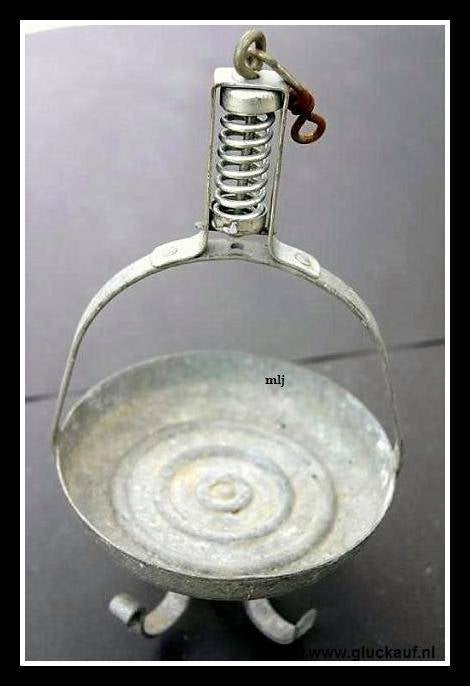 Kledinghaak met veer en ketting. Afkomstig staatsmijn Maurits. © www.gluckauf.nl