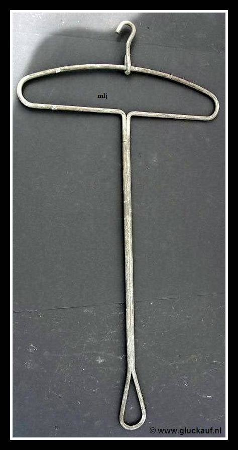 Kledinghaak ( groot model ) die werd gebruik om kleding aan op te hangen, deze is afkomstig van de Staatsmijn Maurits.© www.gluckauf.nl