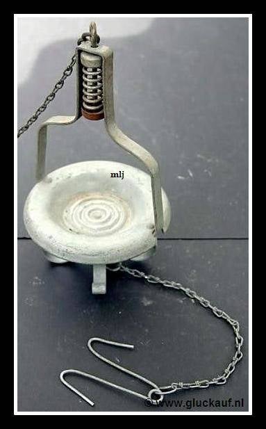 Kledinghaak met veer en de originele ketting eraan. Gebruikt op Staatsmijnen. © www.gluckauf.nl