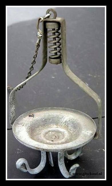 Kledinghaak ook deze heeft een speciale veer. Afkomstig Stm. Emma.  © www.gluckauf.nl