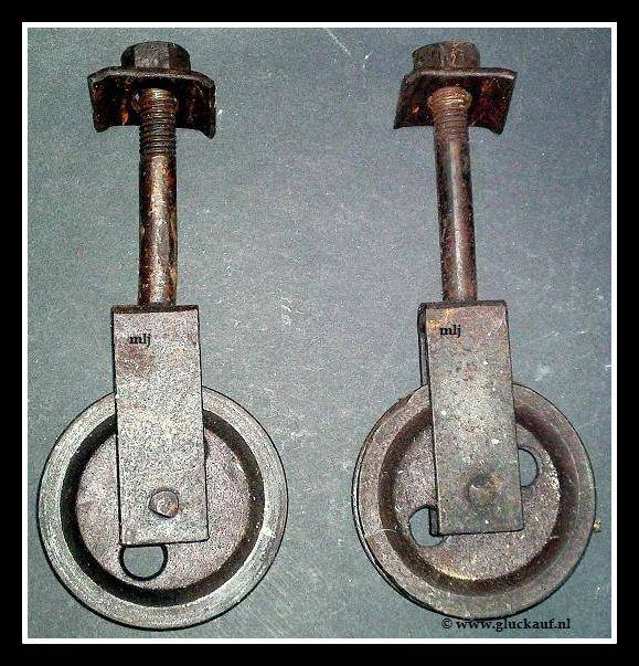 Twee klerenhaak geleiders, de bouten zaten vast aan het plafond en over wieltjes liep de ketting. Ze zijn afkomstig van het voormalige badlokaal van de Staatsmijn Hendrik. © www.gluckauf.nl