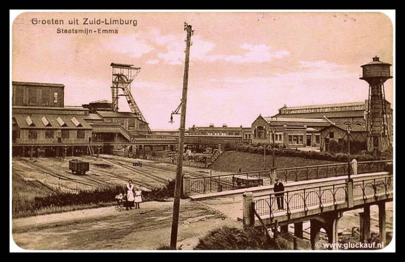 Foto kaart uit 1917, met de brug op de Akerstraat, over het spoor van de Stm. Emma. De brug is in de loop der jaren aangepast en na de sloop van de Emma verdween de brug ook. Het spoor liep door tot aan de Stm. Hendrik in Brunssum zodat de kolen ook vanui