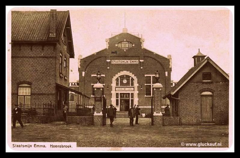 Foto kaart uit 1921, de hoofdpoort en ingang van de Stm. Emma. De stenen met tekstopdruk "Stm. Emma" en "Anno 1911" op het hoofdgebouw staan tegenwoordig als monument aan de Akerstraat, voor het nieuwe verzorgingshuis Emma Staete. De plek van schacht 3