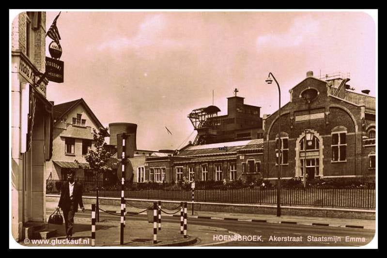 Hoofd ingang Stm. Emma, gezien vanaf de hoek Akerstraat/Heisterberg. de foto is genomen in 1965. Het pand uiterst links waar de persoon langs loopt is sinds vele tientallen jaren een pizzeria.Pizzeria Ristorante Salvatore bestaat anno 2009 nog steeds. ©