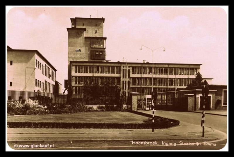 Dit is de nieuwe hoofdingang van de Stm. Emma met op de achtergrond het Centraal Laboratorium. De foto stamt uit 1960. © A. Winant./www.gluckauf.nl