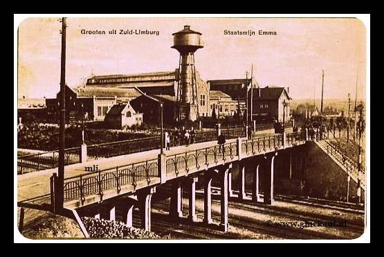 Foto kaart uit 1920, Stm. Emma. Met de fiets over de brug van het spoor. In het midden de oude watertoren en achter de watertoren het oude hoofdgebouw. © P. Simons./www.gluckauf.nl