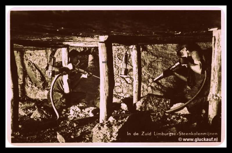 Foto kaart uit 1940, twee houwers aan het werk met een afbouwhamer, van de Stm. Emma.© Gebr. Simons./www.gluckauf.nl