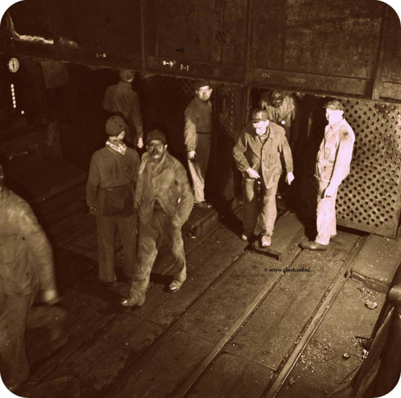 Mijnwerkers stappen uit de liftkooi 1945 Staatsmijn Emma.© www.gluckauf.nl