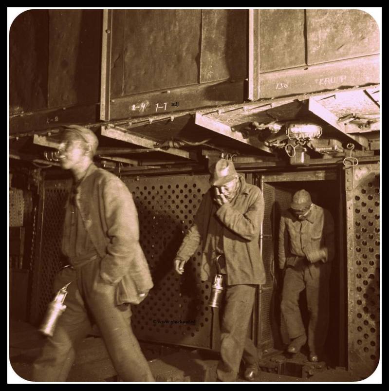 Mijnwerkers stappen uit de liftkooi 1945 Staatsmijn Emma.© www.gluckauf.nl