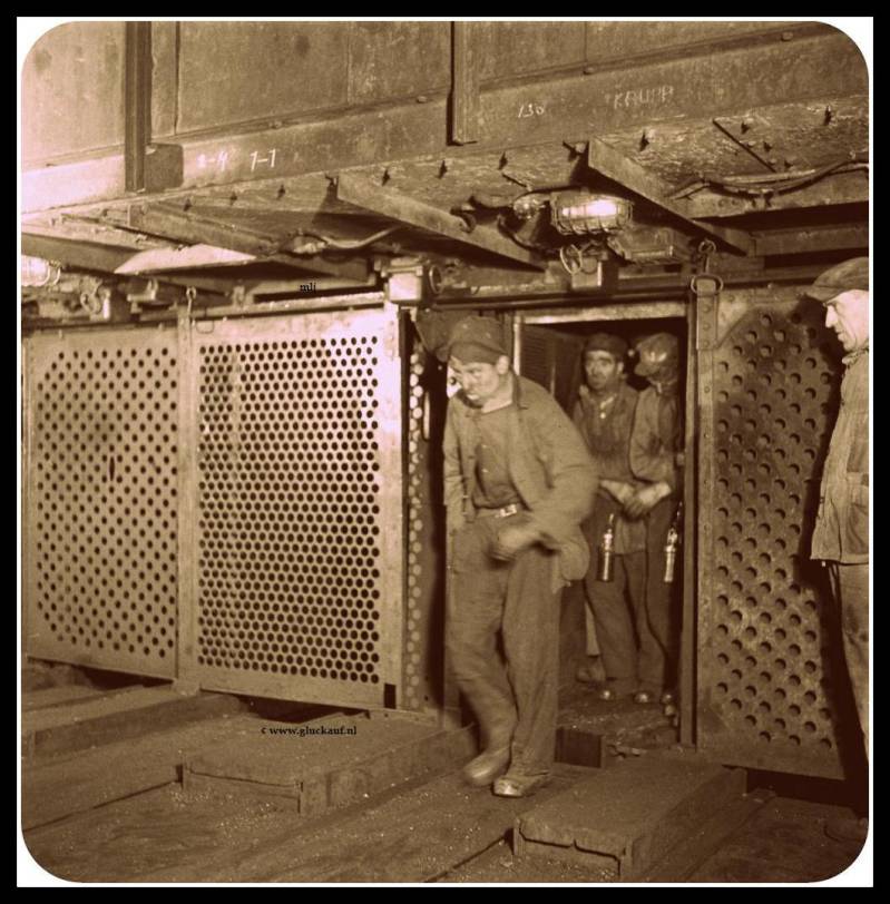 Mijnwerkers stappen uit de liftkooi 1945 Staatsmijn Emma.© www.gluckauf.nl