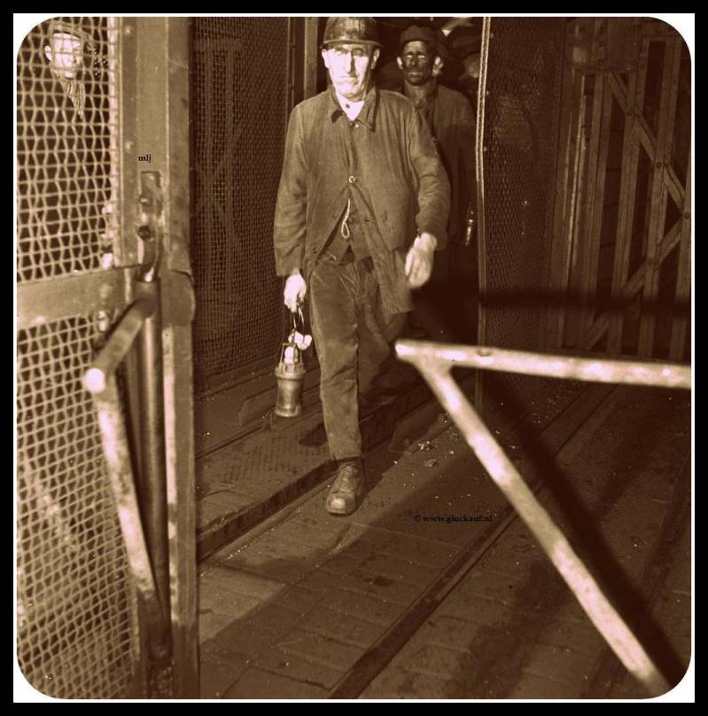 Mijnwerkers stappen uit de liftkooi 1945 Staatsmijn Emma.© www.gluckauf.nl